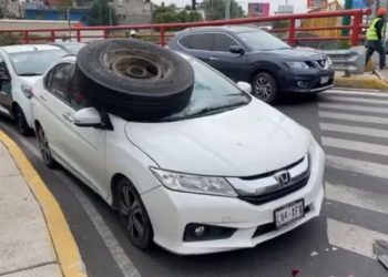 Llanta de tráiler impacta parabrisas de auto sobre Circuito Interior