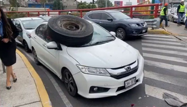 Llanta de tráiler impacta parabrisas de auto sobre Circuito Interior