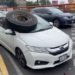 Llanta de tráiler impacta parabrisas de auto sobre Circuito Interior