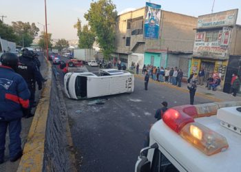 Vuelca unidad de transporte público en Tlalnepantla