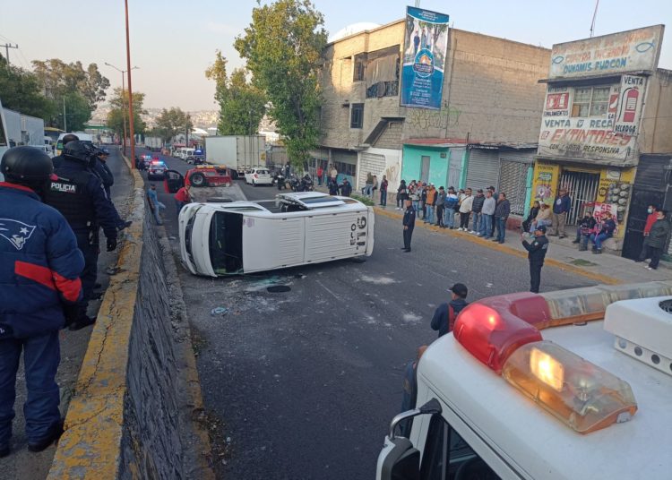 Vuelca unidad de transporte público en Tlalnepantla