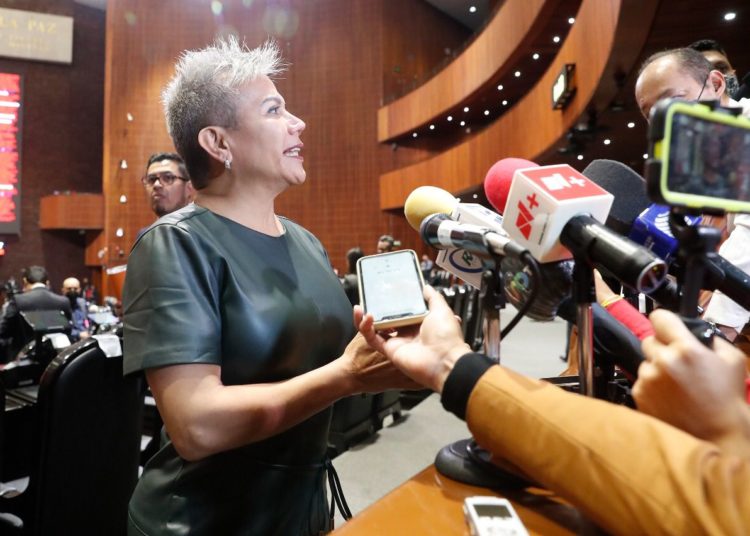 Vuelca unidad de transporte público en Tlalnepantla