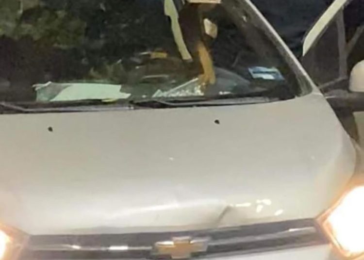 Automóvil atropella a manifestantes en Mérida