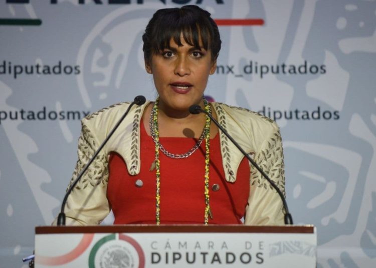 Automóvil atropella a manifestantes en Mérida