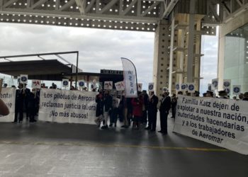 Trabajadores de Aeromar protestan en el AICM por exigencia de pago