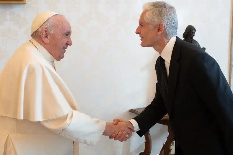 Recibe Papa Francisco en audiencia privada al gobernador del Estado de México, Alfredo Del Mazo Maza