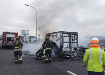 Se incendia vehículo en segundo piso del Periférico