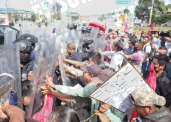 Antimotines retiran bloqueo de padres de familia en Autopista Del Sol