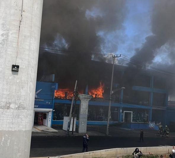 Se registra aparatoso incendio en San Jerónimo