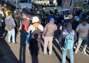 Auto de adulto mayor queda prensado en accidente sobre Periférico Norte