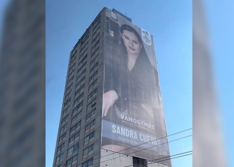 Arremete Sheinbaum y suspende espectaculares de Sandra Cuevas en Tlatelolco