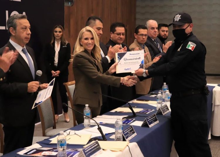 Logra Huixquilucan certificación de 99.8% de los elementos de la policía municipal