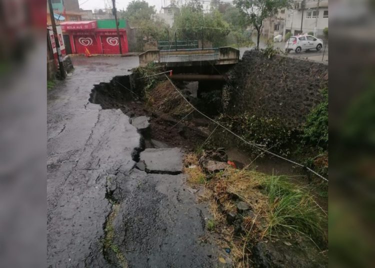 Comienzan trabajos tras la caída de barda perimetral en la barranca de San Juan de Dios