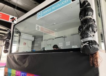 Cablebús adorna sus instalaciones cuerpos encostalados por Día de Muertos