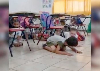 Profesora calma a alumnos en medio de balacera en Sonora