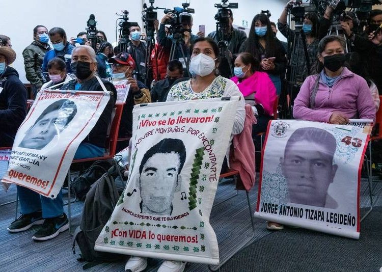 AMLO se reúne con familiares de normalistas de Ayotzinapa