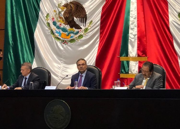 Pemex paga 5.5 veces más impuestos que las tres empresas más grandes juntas