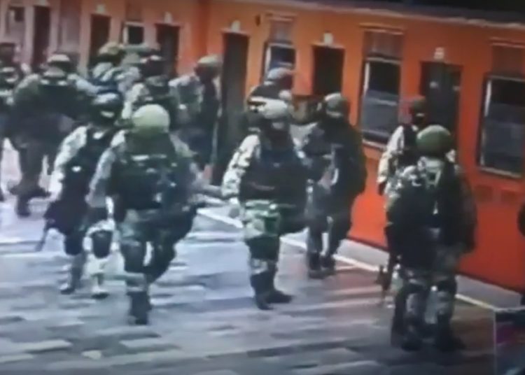 Militares armados en el Metro de la CDMX