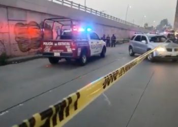 Camioneta de transporte público vuelca sobre la México-Puebla y deja varios heridos