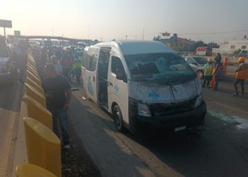 Camioneta de transporte público vuelca sobre la México-Puebla y deja varios heridos