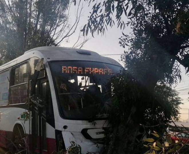 Choca camión del Mexibús contra un árbol en Tultitlán; hay 13 heridos