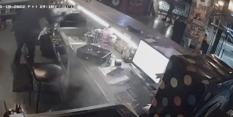 Detienen a dos sujetos por ataque armado a bar de Celaya