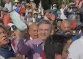 Simpatizantes de Sheinbaum escupen a Ebrard en Marcha