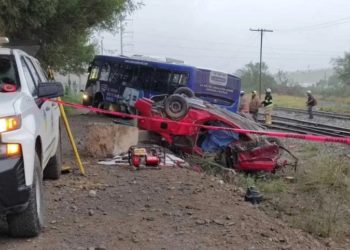 Tren embiste un camión y un auto compacto; deja 1 muerto y varios heridos