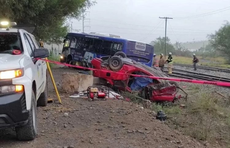Tren embiste un camión y un auto compacto; deja 1 muerto y varios heridos