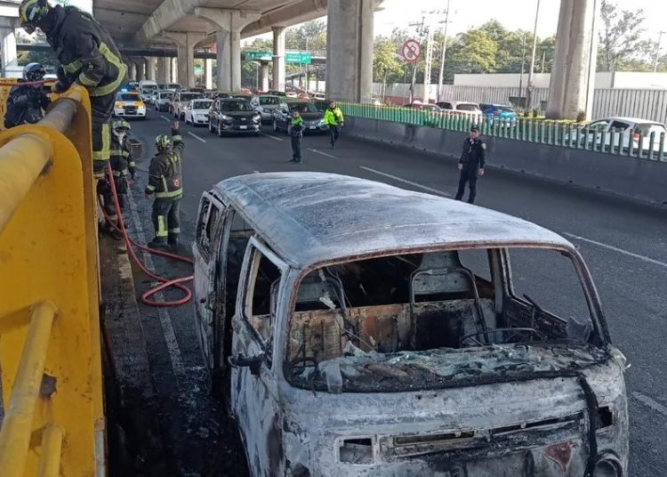 Camioneta que transportaba solventes se incendia en Periférico