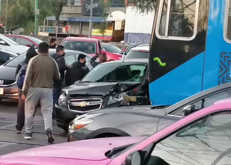 Se registra choque entre un automóvil y una unidad del tren ligero