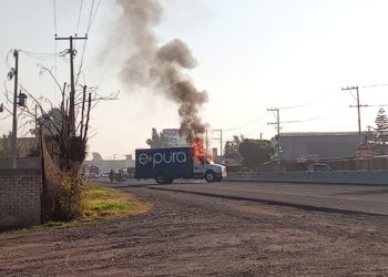 Realizan bloqueos con autos incendiados en Celaya, Guanajuato