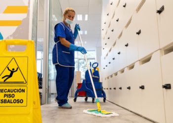 Alertan que recortes del gobierno federal a proveedoras de limpieza afectarán a cerca de 1 millón de personas