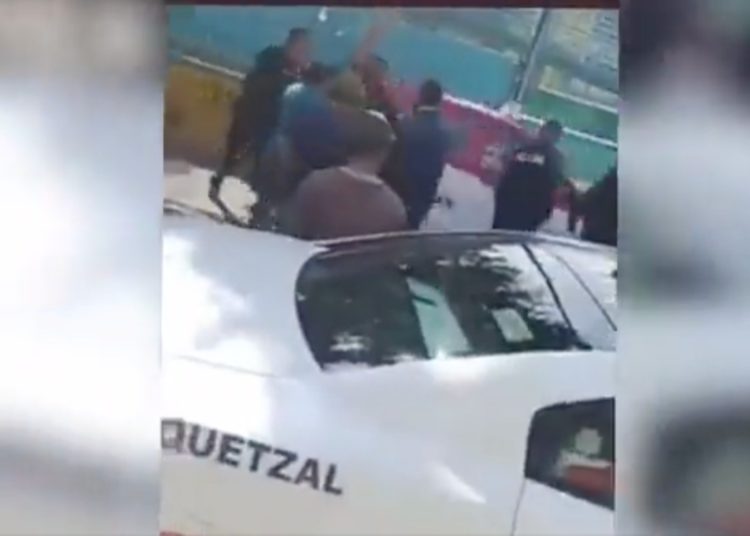 Taxista embiste a elementos de la SSC en Iztapalapa