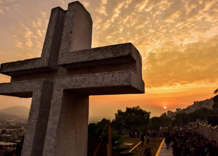 Con cientos de veladoras y flores, Tlalnepantla recuerda a víctimas de la explosión de San Juanico