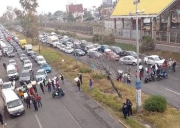 Bloquean avenida Central, piden liberación de 3 detenidos acusados por robo