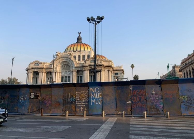 Blindan Centro Histórico por la marcha feminista del 25 de noviembre