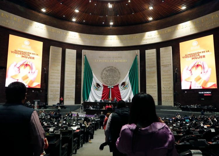 Diputados guardan minuto de silencio por las mujeres asesinadas en el país