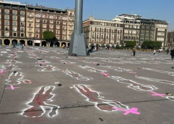 Mujeres del PRD realizan pintas en el Zócalo tras exigir un alto a la violencia de género