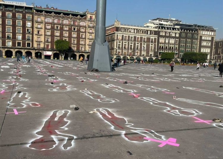 Mujeres del PRD realizan pintas en el Zócalo tras exigir un alto a la violencia de género