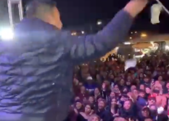 Alcalde morenista de San Juan de Sabinas lanza dólares a asistentes a su festejo de cumpleaños