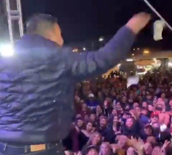 Alcalde morenista de San Juan de Sabinas lanza dólares a asistentes a su festejo de cumpleaños