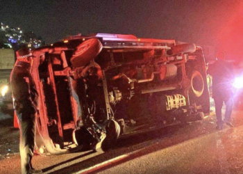 Volcadura de trasporte público en Ecatepec deja varios lesionados