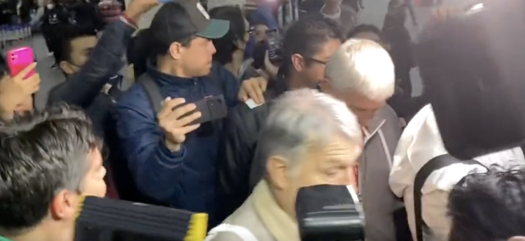 Entre empujones y reclamos Gerardo Martino regresa a México