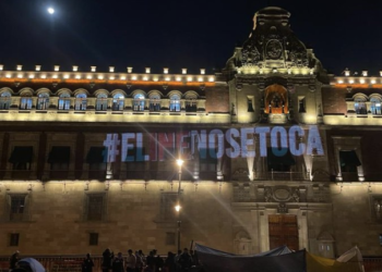 Proyectan sobre Palacio Nacional “El INE no se toca”