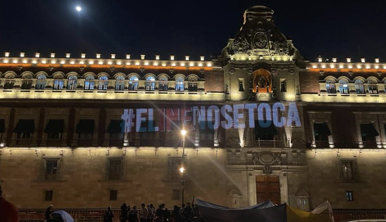 Proyectan sobre Palacio Nacional “El INE no se toca”