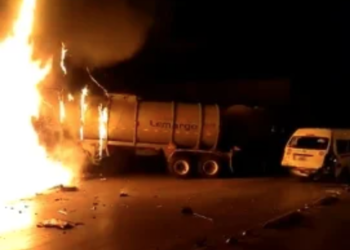 Pipa choca contra combi del transporte público y se incendia en la vía López Portillo