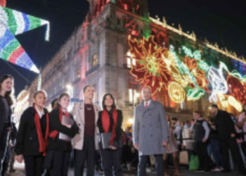 Zócalo de la CDMX se ilumina por fiestas navideñas