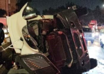 Volcadura de tráiler afecta la circulación en Circuito Interior