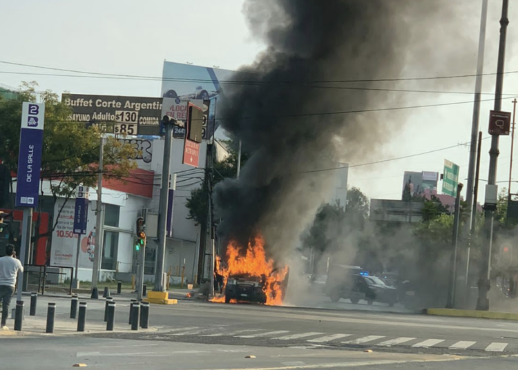 Se registra explosión de ambulancia sobre avenida Revolución; realizaba traslado de un paciente